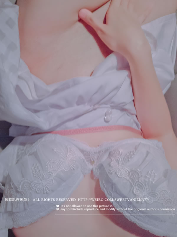 网红嫩妹软软趴在床单上