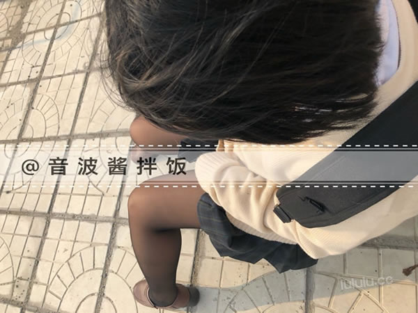 微博萝莉美女音波酱拌饭黑丝楼道无圣光人体写真