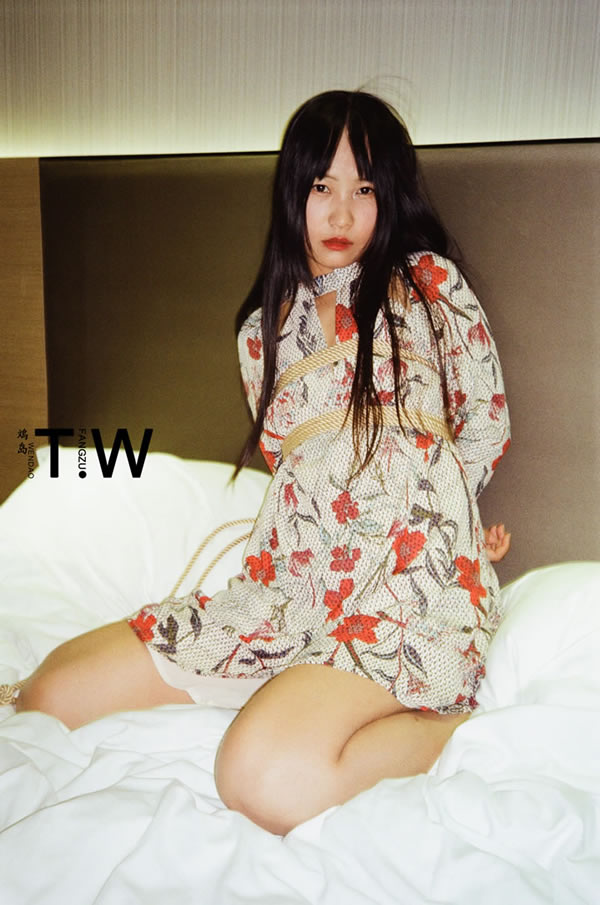 摄影师𪉃岛第28期碎花裙的女生露出人体艺术套图