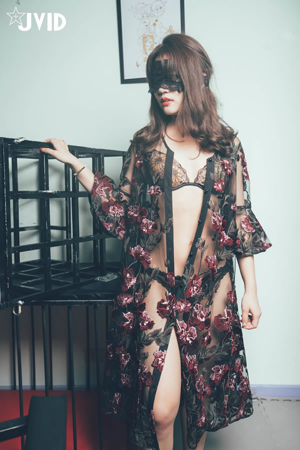 蒙眼美眉雪莉酒透视睡衣的终极调教