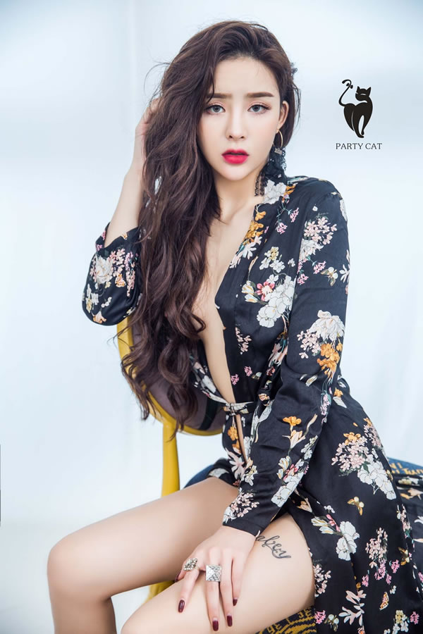 轰趴猫娇滴滴的小美女YM私房