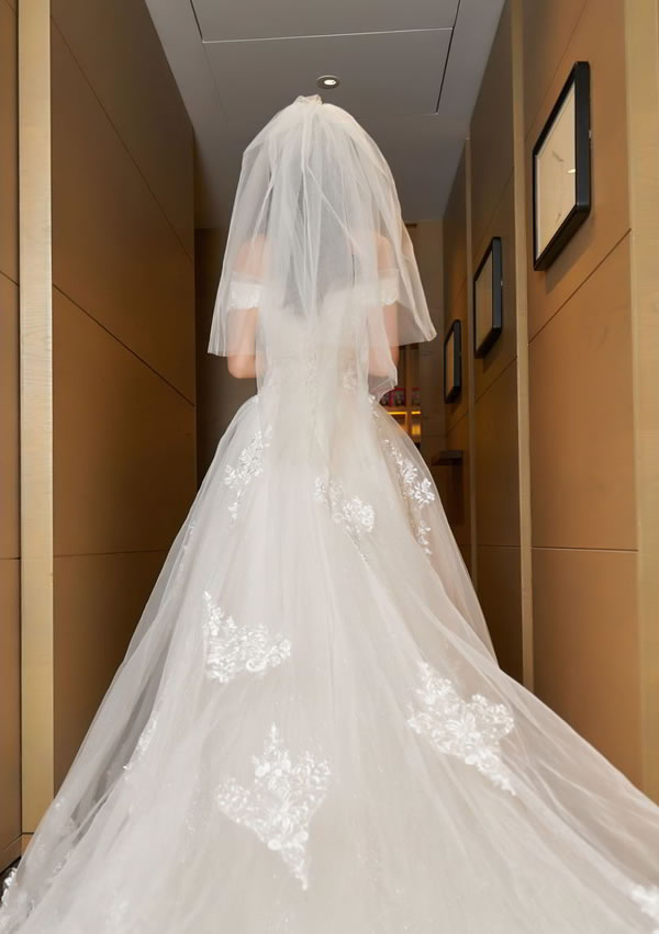 芝芝Booty新娘驾到婚纱弥漫诱惑力十足