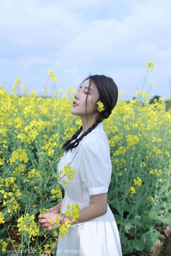 双麻花美女夏西CiCi户外花丛外拍清纯动人