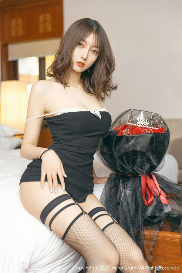 美女玥儿玥收情人花束情不自禁为爱献身