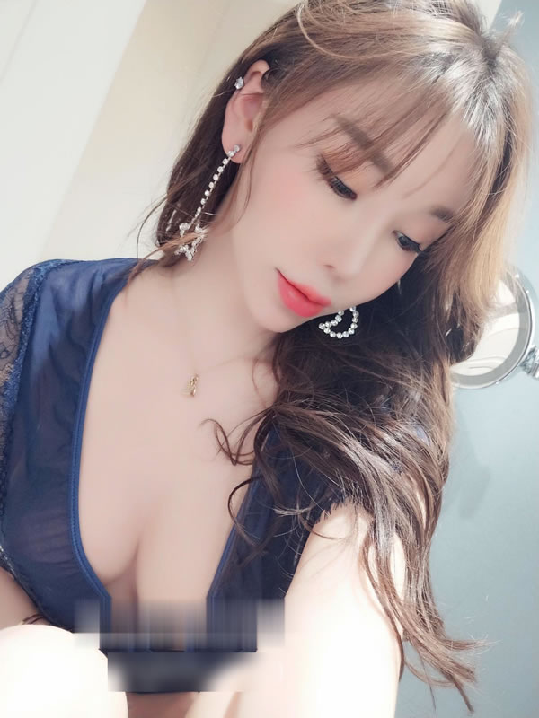 百万人气网红@恒淼淼 尺度私拍视图合集