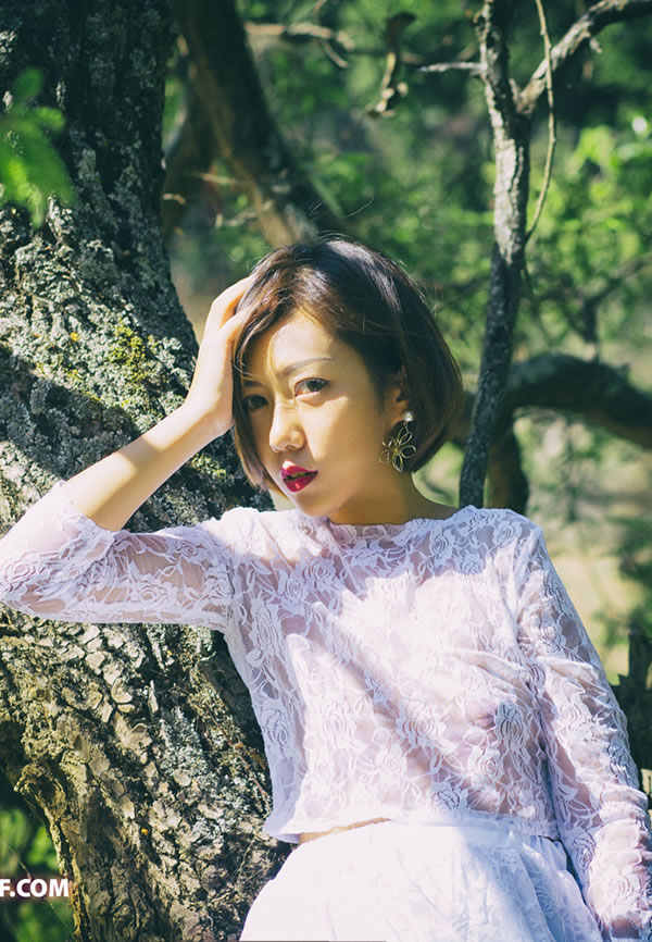 潘多拉精品No.294短发熟女林中放飞自我