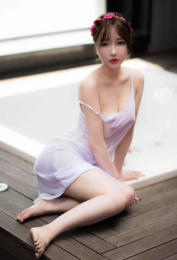 可爱小美女浴缸湿身花瓣双乳若隐若现