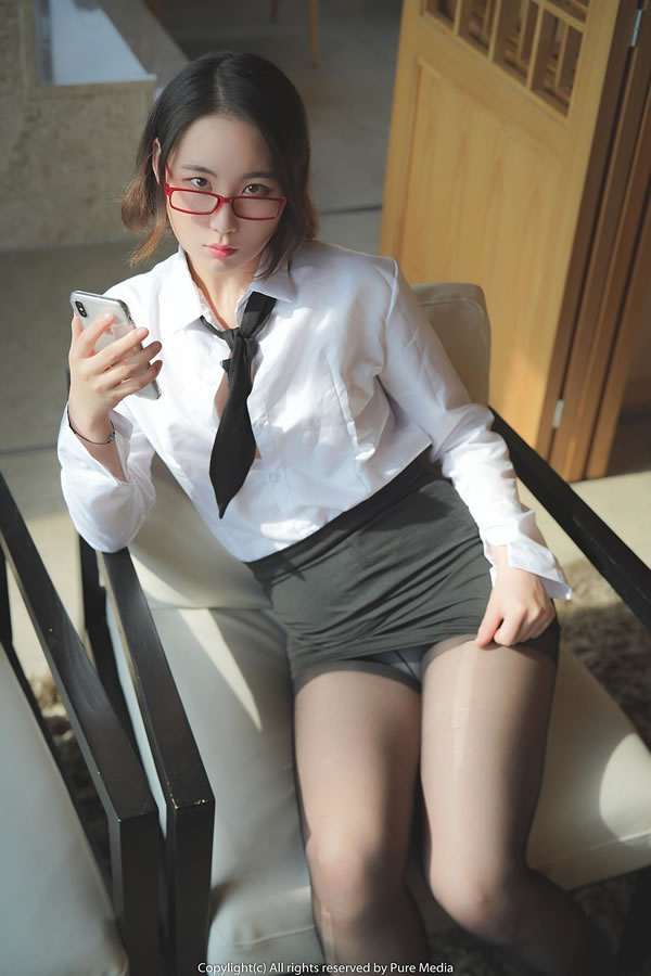 黑丝OL眼镜女性感翘臀眼神秒杀宅男