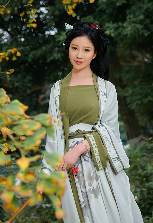 极品女神年年秋兮之秋林空若有香兮林中至