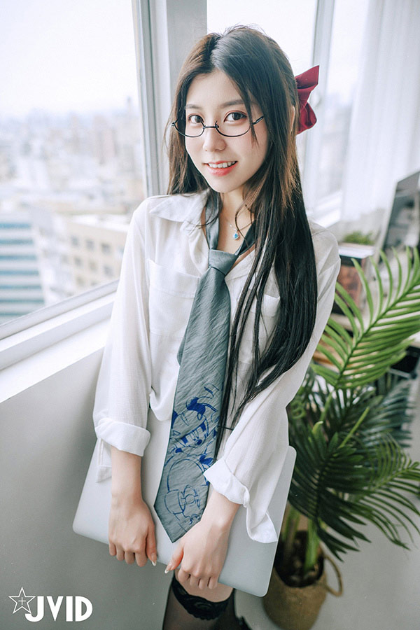 清秀美女实习生卡洛琳职场里的潜规则