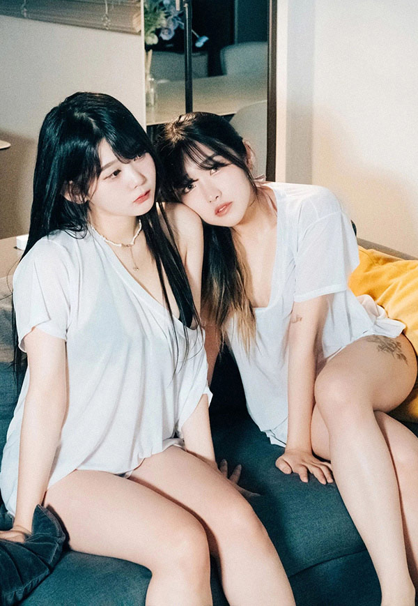 可爱2嫩妹Zia+Sonson居家互撩上演尺度大片