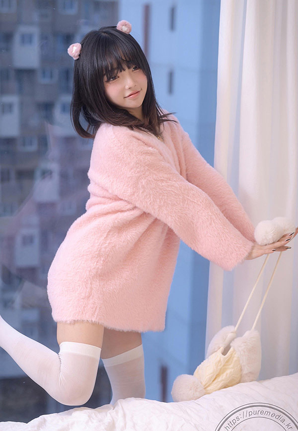 娇嫩小美女Jelly可爱粉红毛衣尺度写真