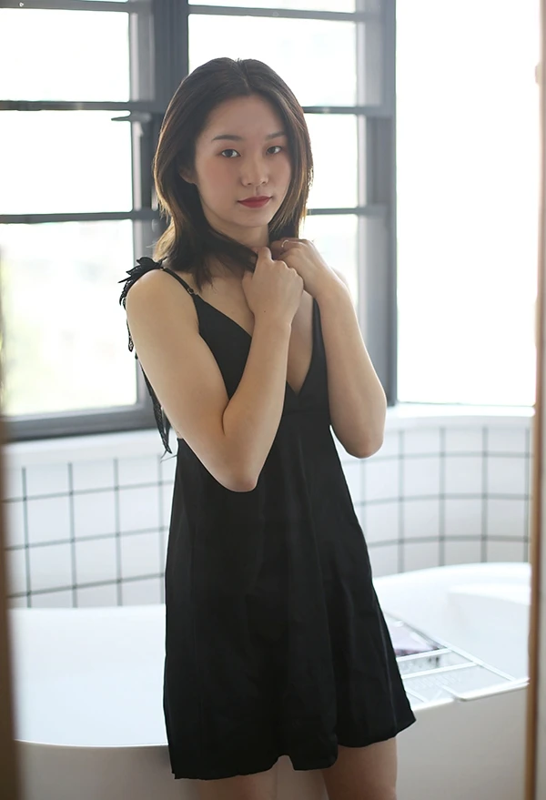 眉清目秀正点素人美女KK私拍唯美图集