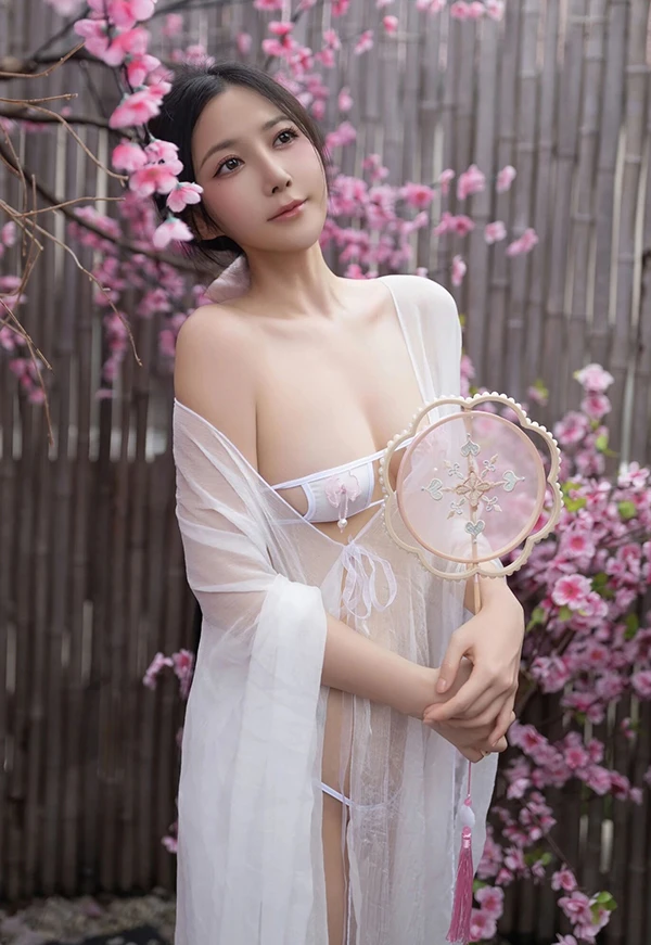 秀人女神鱼子酱Fish迪拜旅拍人面桃花相映红