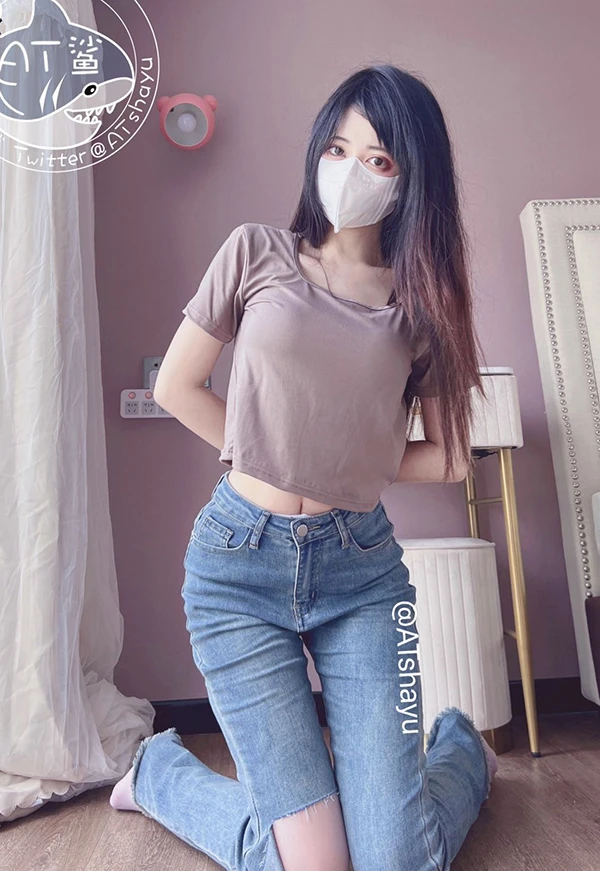 网红美女AT鲨 邻家姐姐的反差诱惑写真