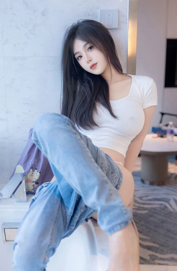 秀人女神周周不吃香菜白T恤牛仔裤激凸诱惑