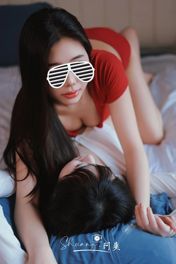 气质嫩模阿爽@shuang室内尺度私拍露出福利