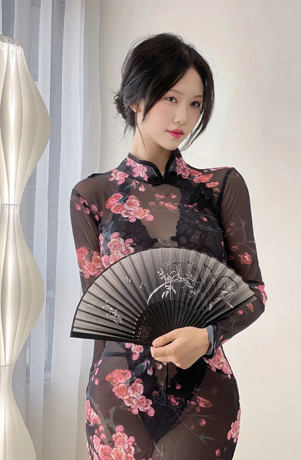 秀人女神利世情趣旗袍连体衣致命诱惑