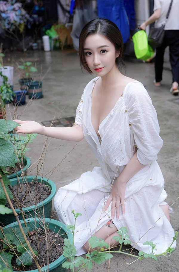 秀人女神楠芝白嫩美人妻长纱裙美鲍私购流出