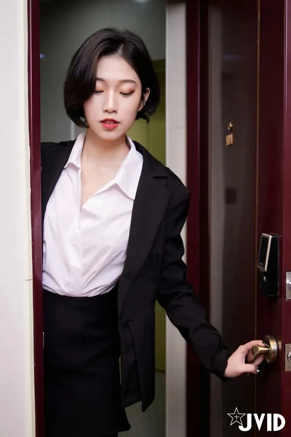 女子社员Verna 醉后发情火辣辣挑逗尺度诱惑