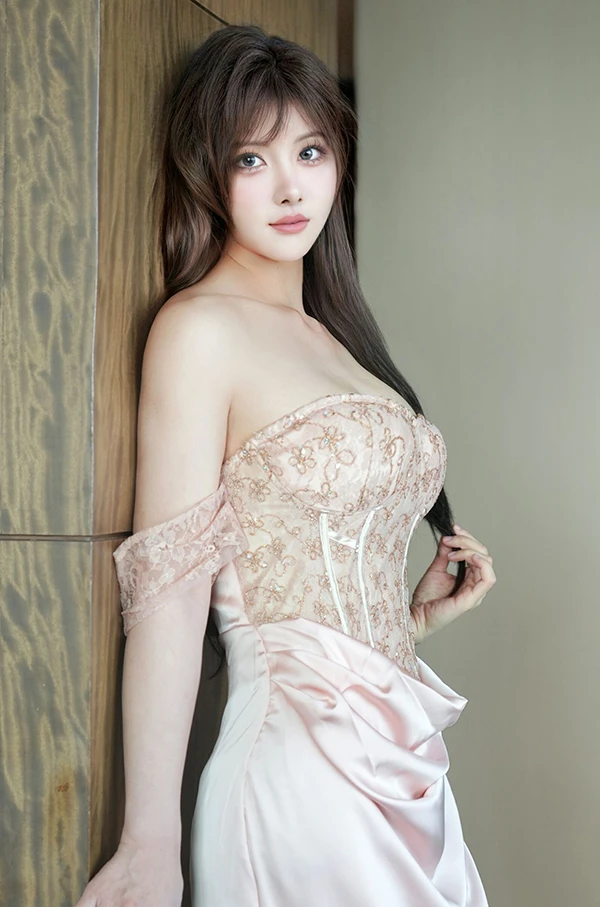 秀人女神梨霜儿粉色长裙内内饱满双峰私购流出